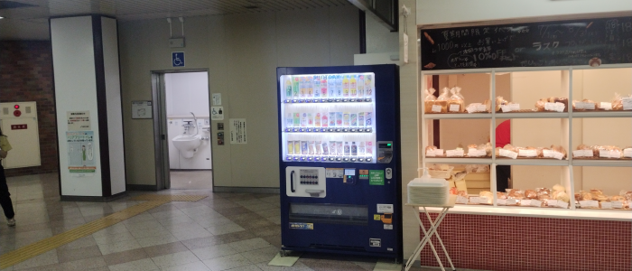 券売機をこえると売店があります