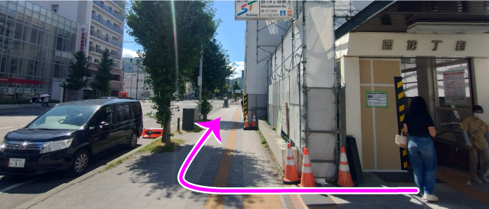 階段からでたら矢印方向へ進みます