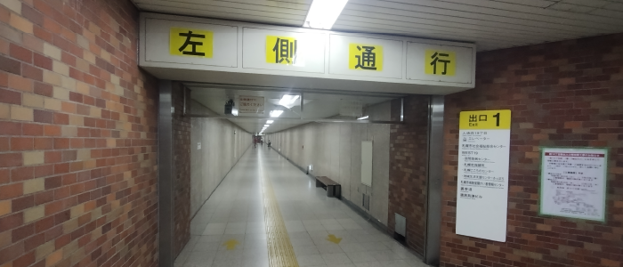 長い通路を進みます