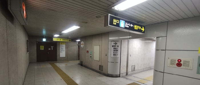 エレベーターか階段をあがります