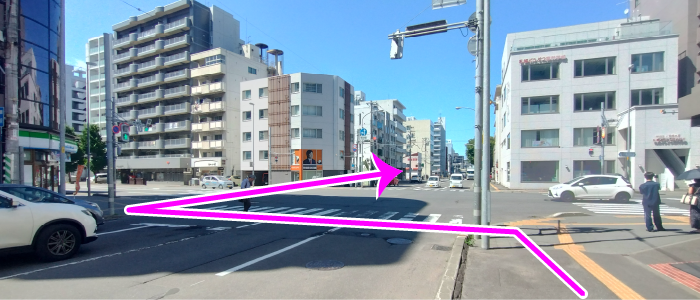 ファミマを目安に信号を渡ります